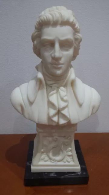 Très Joli Buste De Mozart An Albâtre Sur Son Socle En Marbre Signé A.Luceberi