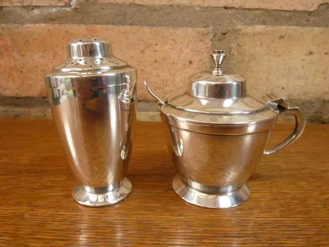 Lovely Pair of Art Deco Goldsmiths Silversmiths Salt & Pepper Silver Plated