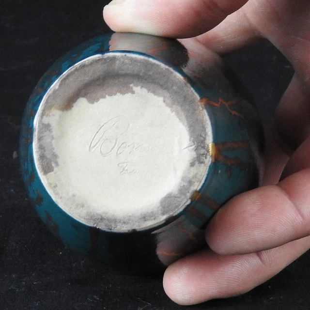 petit vase en gres emaillé vert a coulure doré signature a déterminer 3