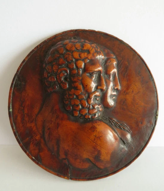 MEDAILLON en bois sculpté du XVIIIeme. HERCULE et HEBE ? Ronce de noyer.