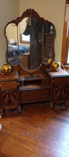 Antique Lexington Dresser and Vanity Mirror Set