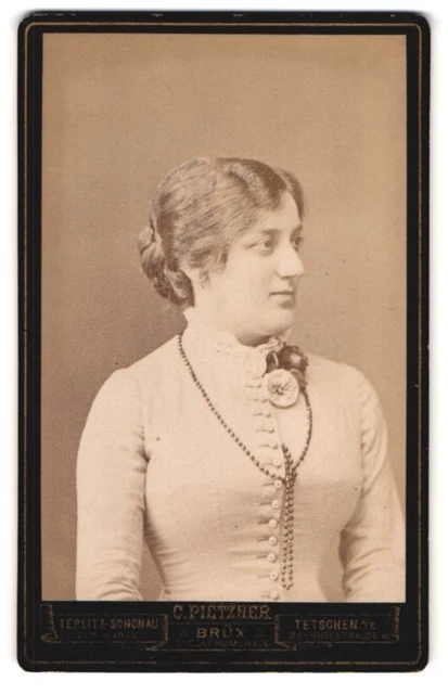 Fotografie C. Pietzner, Tetschen a. E., Bahnhofstrasse, Junge Dame im weißen Kl