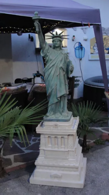 Amerikanische Freiheitsstatue Auf Sockel Liberty Figur Lebensgroß New York USA