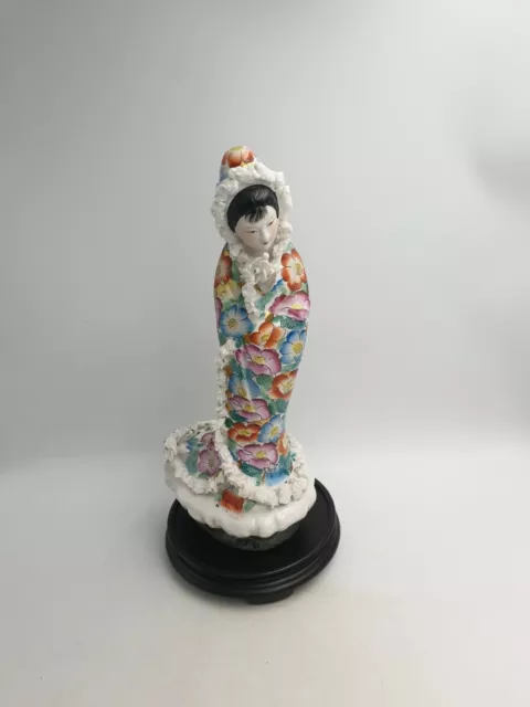 Figurine Vintage Grande Dame Chinoise Avec Fleur Peinte À La Main Texture Dorée Florale
