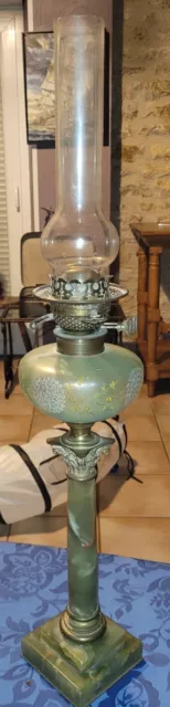 Grande Et Ancienne Lampe A Petrole, Globe Opaline, Corps En Marbre Vert