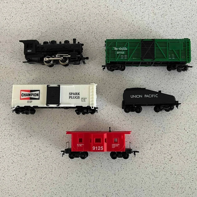 HO Scale Steam Train Locomotive Tender Box Cars Model Train Set Lot of 5 Pieces