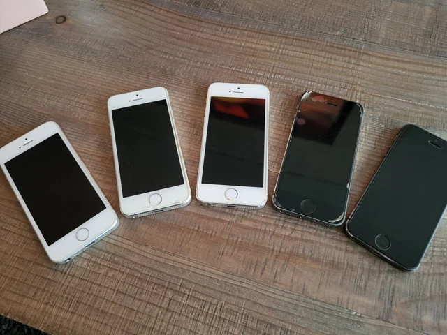 Bundle of 4x Apple iPhones 6s and 1 Iphone 6 Se (Spares & Repairs)