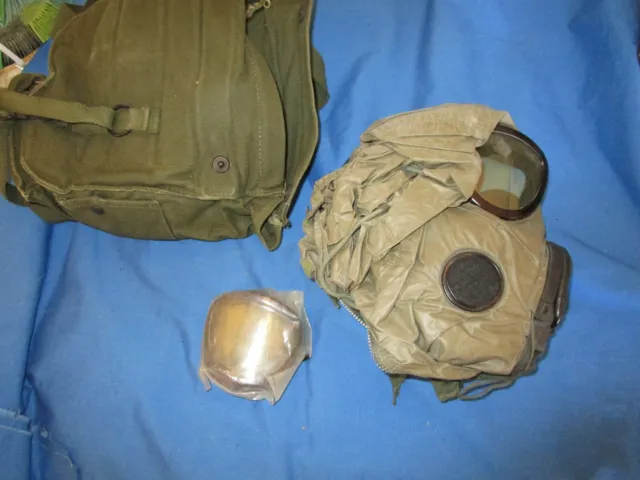 US Army M17A1 Gas Mask Medium w/  Canvas Bag & protective cover - Extra lenses