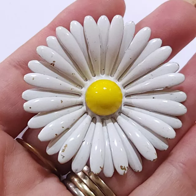 White Yellow Enamel Brooch Vintage 50s 60s Flower Pinup Daisy Retro Mod Painted