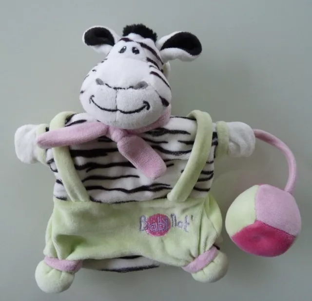 *. DOUDOU PLAT MARIONNETTE BABY NAT ZEBRE AVEC BALLE noir blanc vert rose - TBE