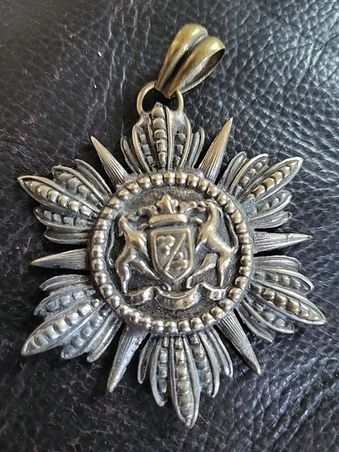 Pendentif Plaqué Or Personnalisé Médaille Gravée 19 Mm Et Breloque Perle Nacre 10 Mm 47651