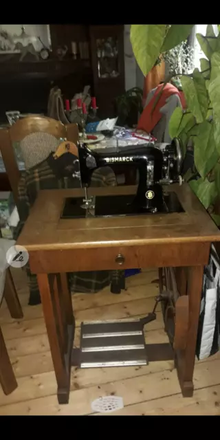 Antike Nähmaschine der Marke Bismarck