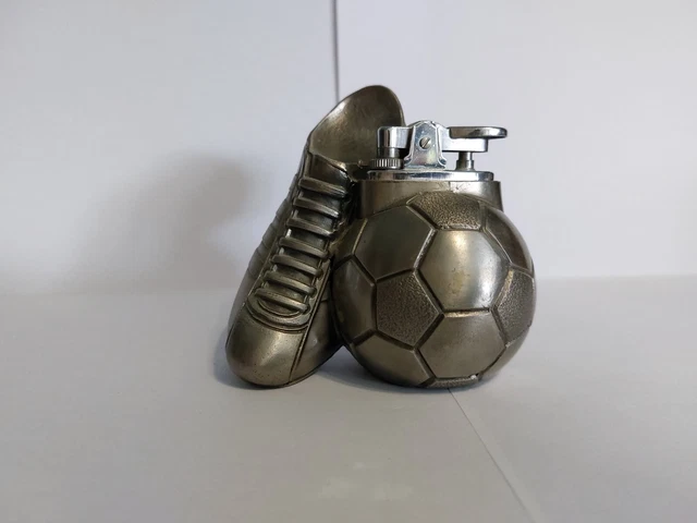 ancien briquet de table bureau vintage collection ballon et chaussures de foot