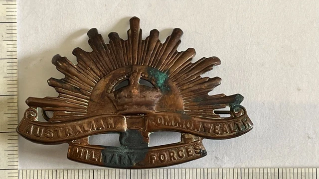 WWII Australian Commonwealth Military Forces Hat Badge K.G Luke Mel (3243339/Q4)