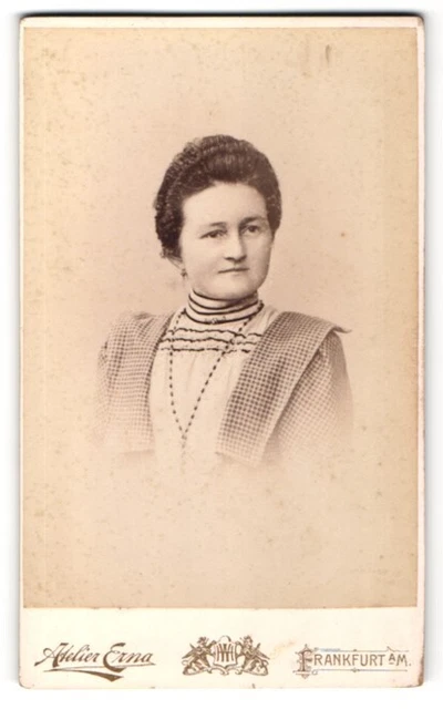 Fotografie Atelier Erna, Frankfurt a M., Portrait junge Dame im karierten Kleid