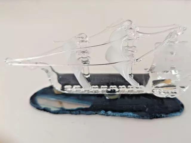 Dekoratives Glas Segelschiff / Dreimaster auf Amethyst Sockel