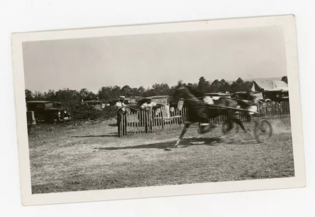 PHOTO SNAPSHOT  - une course hippique équitation cheval voiture ancienne 1930