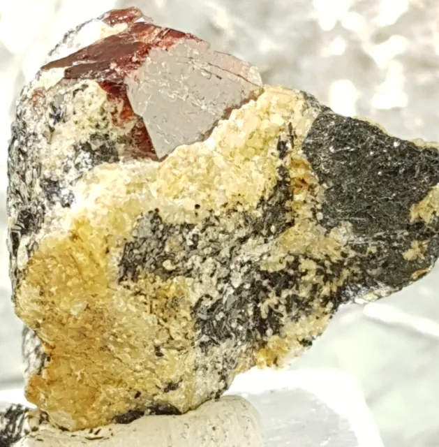 Mineral De Collection, Zircon Rouge Sur Sa Gangue De Biotite Et Calcite