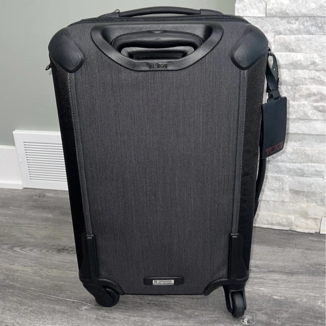 Tumi 22-Inch Spinner Suitcase 2