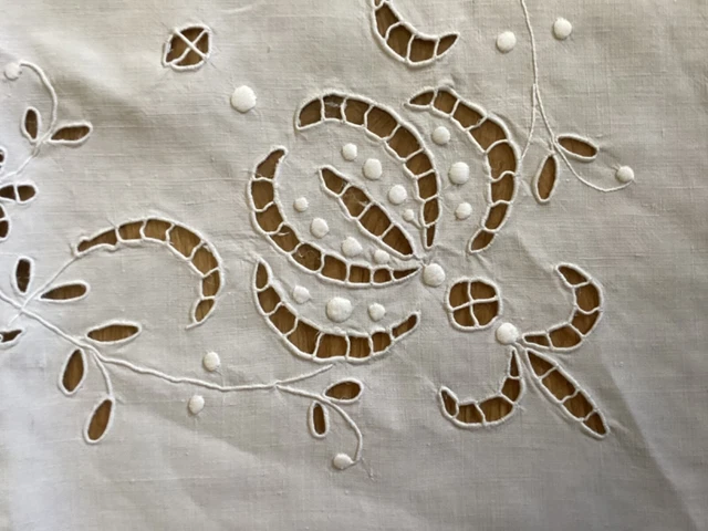 dessus d'hotel ou cheminée textile ancien coton blanc broderie Richelieu 5