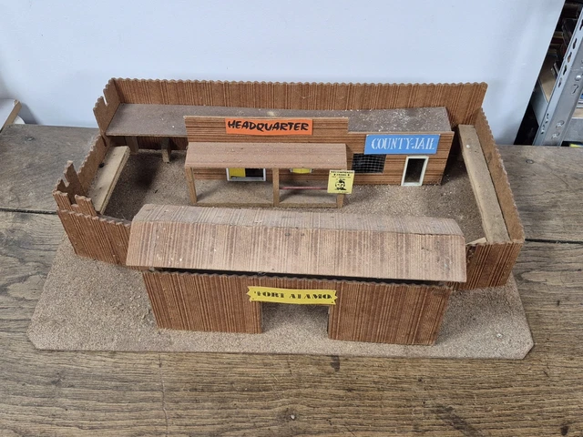 Coffret Comansi Fort-Tin - 12 Figurines Cow-boy + Décors - échelle 1/32 - Western