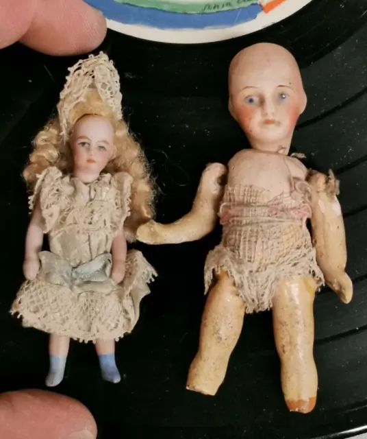 lot de 2 poupées miniatures anciennes Mignonnettes en Porcelaine  . ANTIQUE DOLL