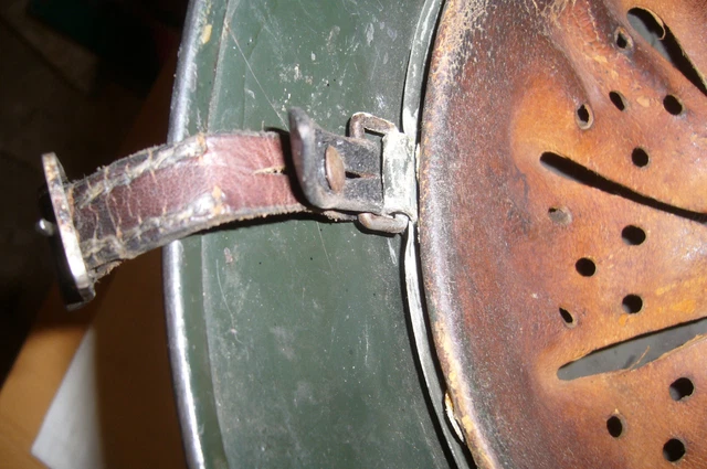 Helm 2. WK, mit Innenfutter und Kinnriemen, Gr. 57, keine Verbotenen Zeichen. 8