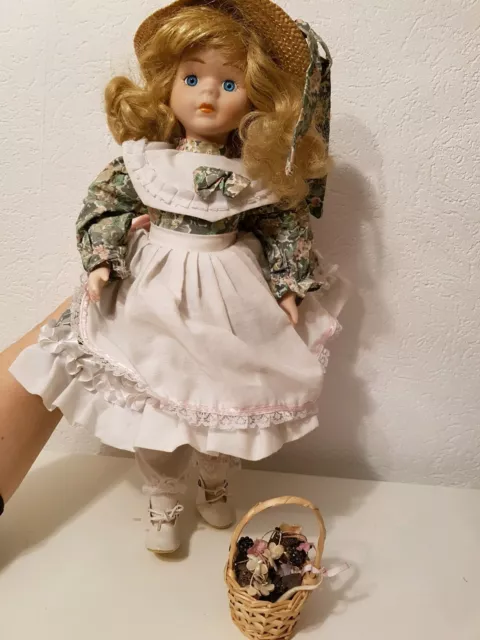Alte Porzellanpuppe sehr schöne Reprom.Puppenkleidung ,unbespielt als Deko, 46cm