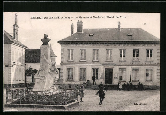 CPA Charly-sur-Marne, Le Monument Morlot et l´Hotel de Ville