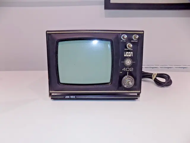 Vega 4020 TV vintage russa in bianco e nero non testata venduta come ricambi/ricambi