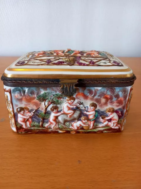 Boîte en porcelaine: Capodimonte XIXème siècle.