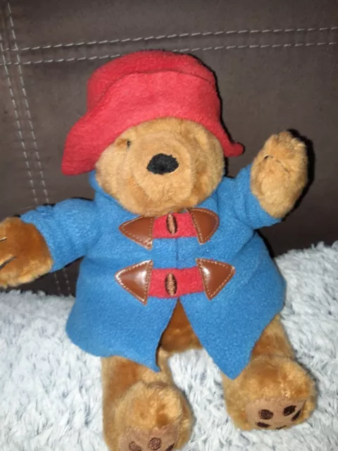 Paddington ours peluche Eden chapeau bleu et manteau rouge 40 cm