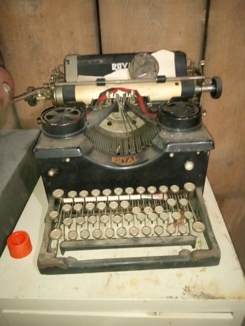 Antique 1930s Royal standard manual typewriter Works. Heavy Made. Vintage.