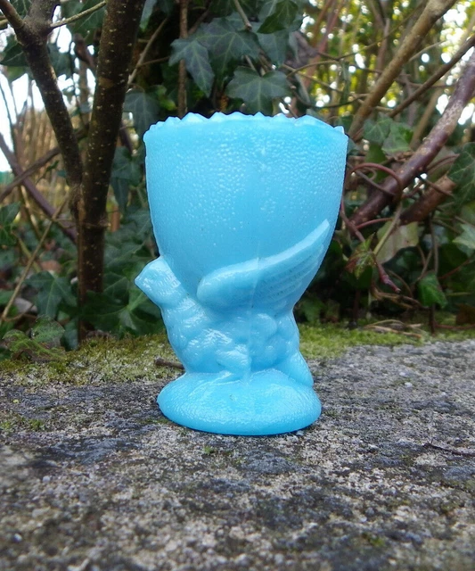 6 coquetiers en verre bleu forme poule France, années 70 6 coquetiers en verre bleu forme poule France, années 70