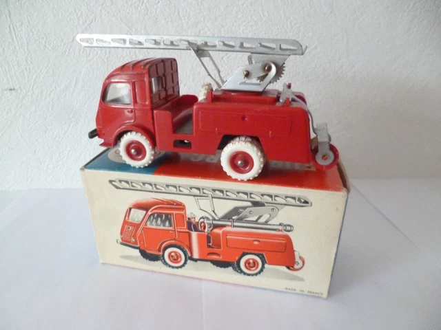Renault Goélette camion de pompier Le Neubourg Les Rétros