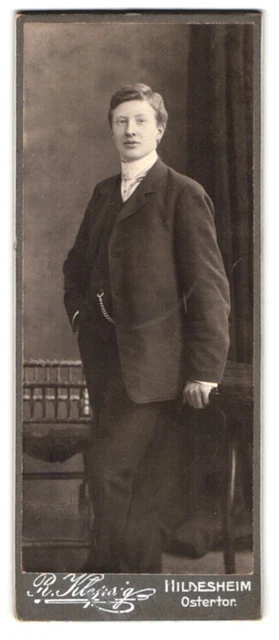 Fotografie Richard Klepsig, Hildesheim, Ostertor, Junger Mann im Anzug mit Tasc