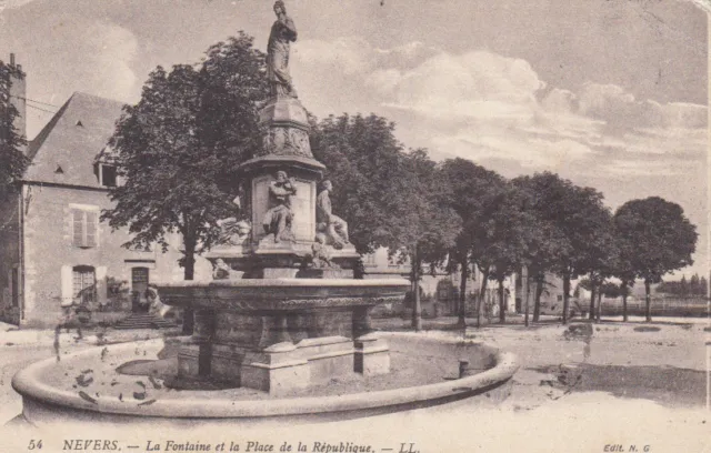 NEVERS 54 LL la fontaine et la place de la république timbrée 1914