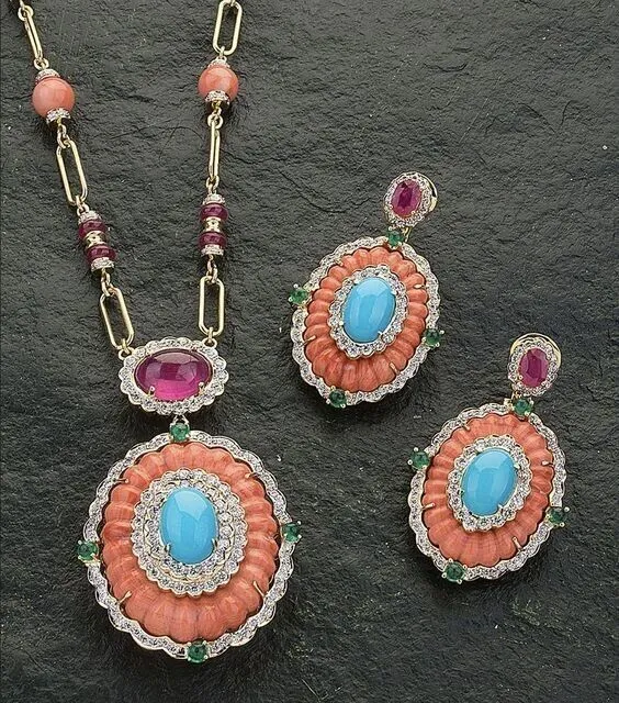 Collier en corail avec chaîne à trombone et boucles d'oreilles assorties,...