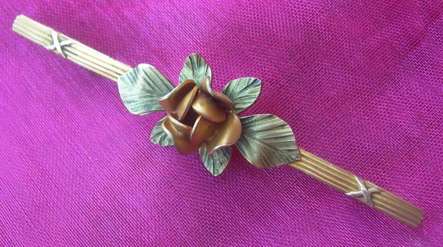 ANCIENNE BROCHE BARRETTE laiton décor filets avec 1 rose en cabochon (vers 1920)