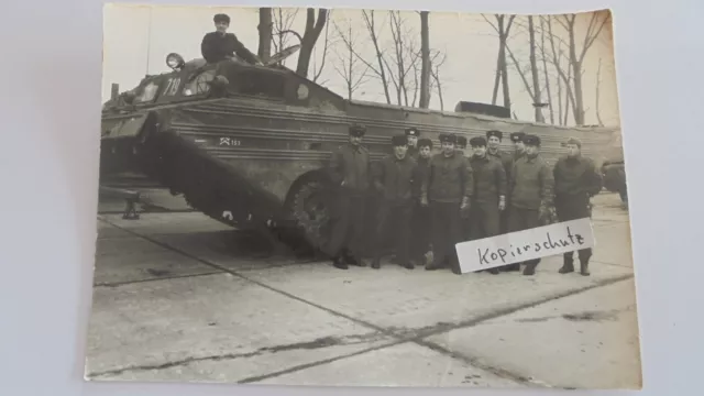 Original Foto Panzer mit Besatzung DDR NVA Pioniertruppe Uniform ca 1975