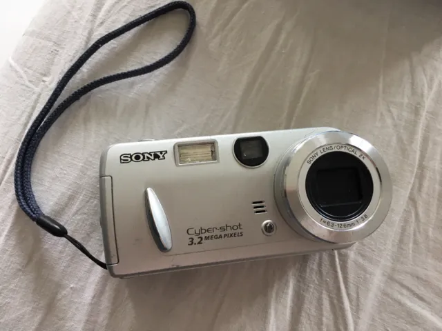 Fotocamera Digitale Sony CyberShot 3.2 Mpix DSC-P52 con caricatore e memory card