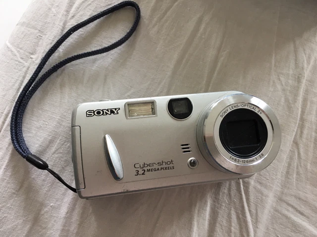 Fotocamera Digitale Sony CyberShot 3.2 Mpix DSC-P52 con caricatore e memory card