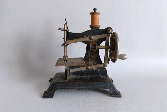 Jouet ancien Tôle machine à coudre Cousette