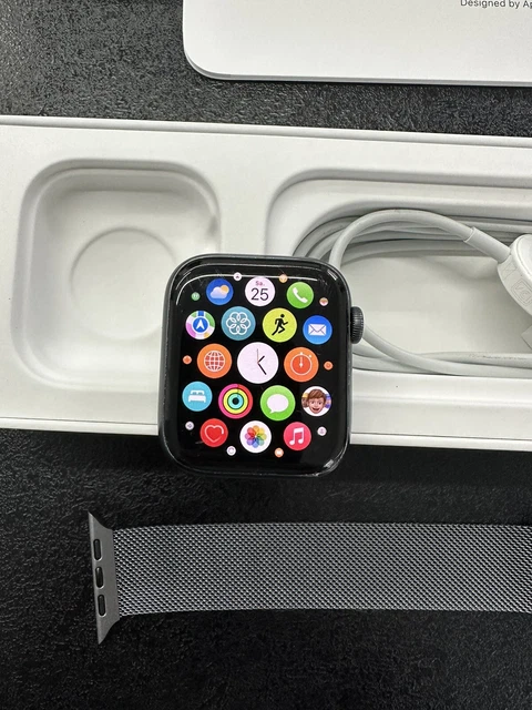 Apple Watch Series 5, 44mm GPS/LTE, in Space Grau aus Aluminium.
