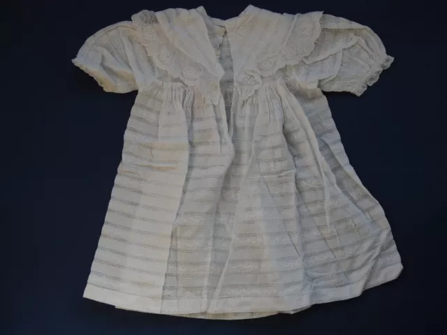 Robe blanche en coton & dentelles pour poupée ancienne, fin XIXème début XXème