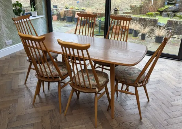 Ercol Early 1960s Plank Dining Table With 6 Goldsmith Chairs. Mid-century Modern