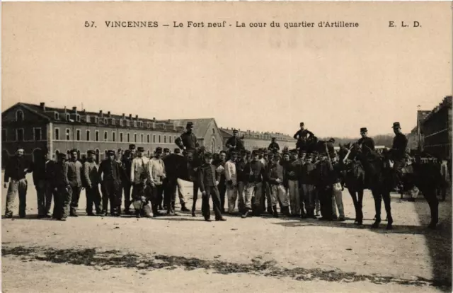 CPA AK VINCENNES Le Fort neuf. La Cour du Quartier d'Artillerie (672242)