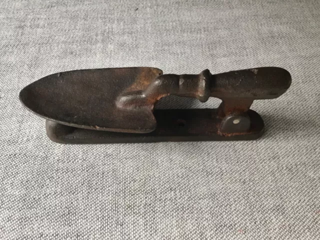 Heurtoir De Porte De Jardin En Fonte Avec Pelle   Decoration Original