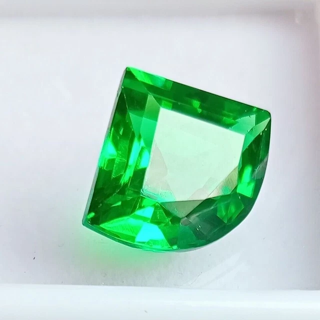 Pierre Précieuse Tsavorite Naturelle Taillée En Coussin - Grenat Vert Du Brésil, 9 Carats, Qualité Excellente