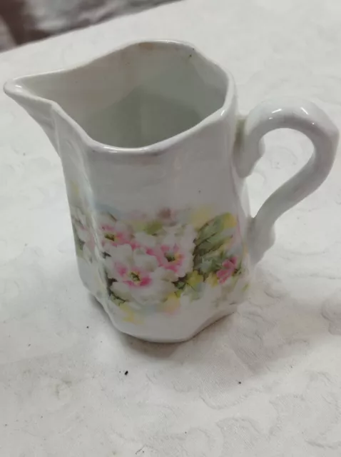 Ancienne petite verseuse à lait, en porcelaine avec décor de fleur